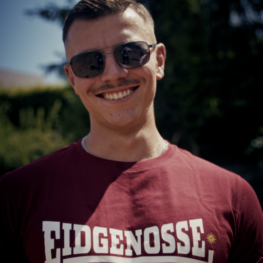 Rückseite des Eidgenosse T-Shirts mit "Patriot Wear" Print in Burgundy