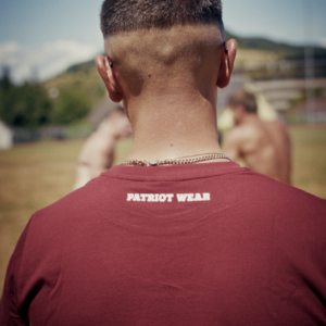 Rückseite des Eidgenosse T-Shirts mit "Patriot Wear" Print in Burgundy