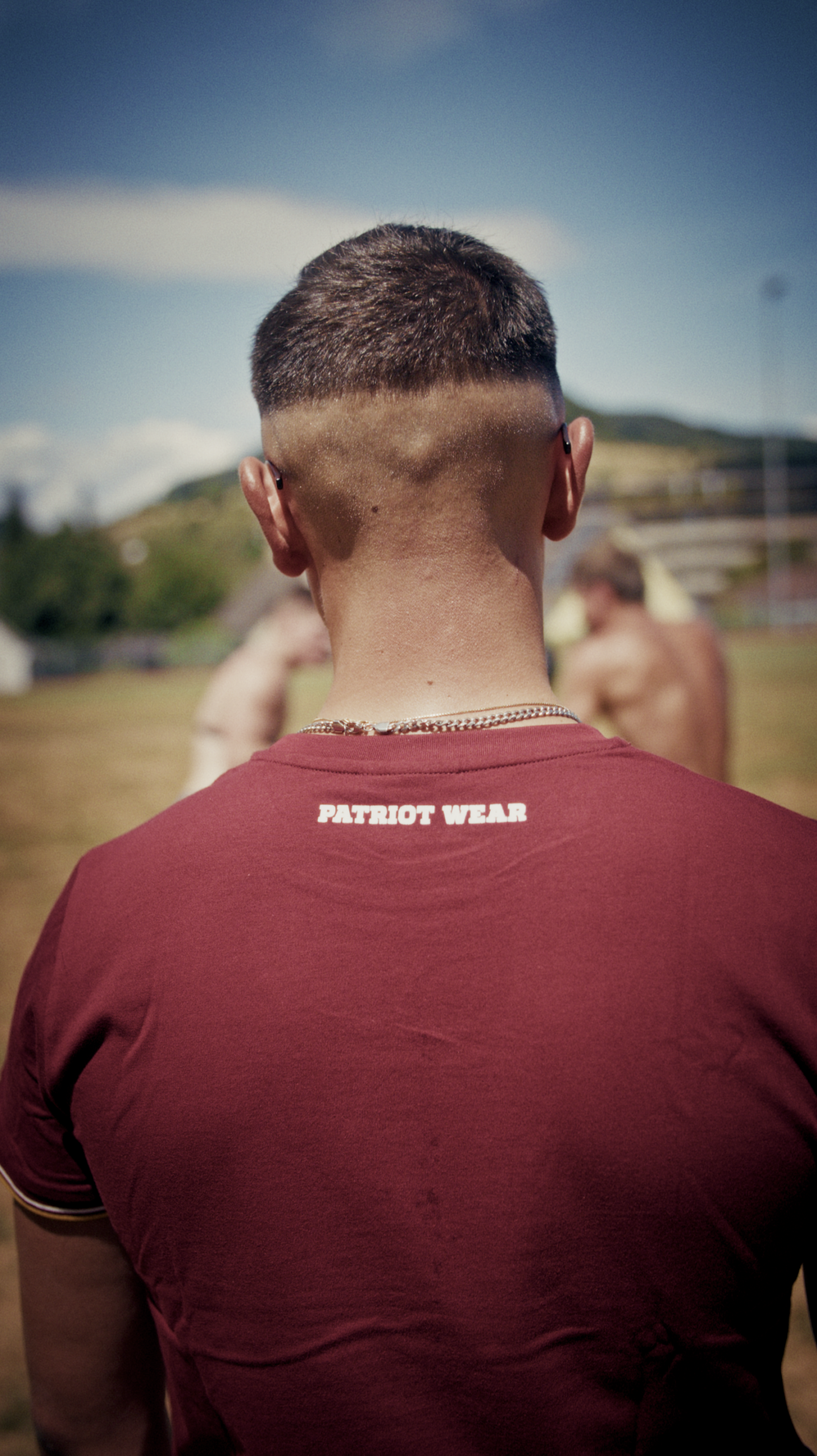 Rückseite des Eidgenosse T-Shirts mit "Patriot Wear" Print in Burgundy